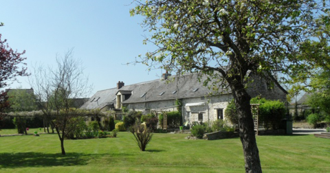 grande longère en pierre composée de plusieurs gîtes avec jardins et terrasse séparés