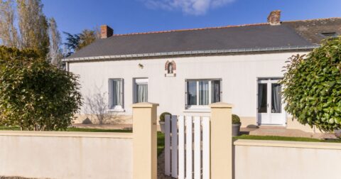 maison des années 80 blanche de plein pied avec jardin clos et portail
