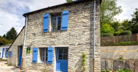 maison ancienne atypique en pierre avec volets et porte bleus