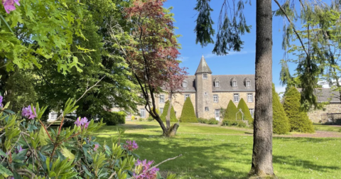 Très grande maison en pierre composée de plusieurs dépendances avec chapelle, jardin fleuri et grandes allées