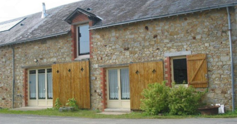 Gîte ancien avec façade en pierre, volets de fenêtres et portes en bois