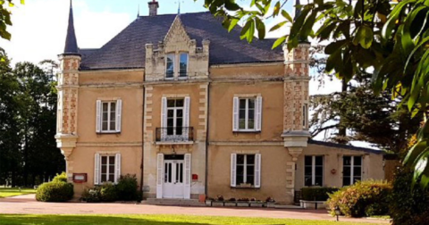 grande demeure de maître avec petites tourelles aux angles, huisseries blanches et grand jardin paysagé