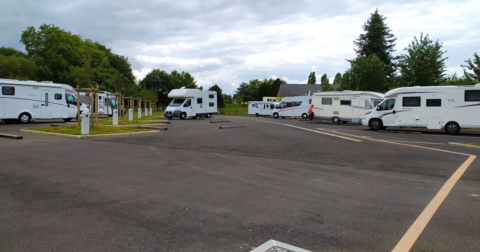 aire de stationnement avec nombreux camping-cars