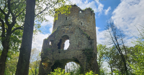 tour en ruine d'un château vue d'en dessous