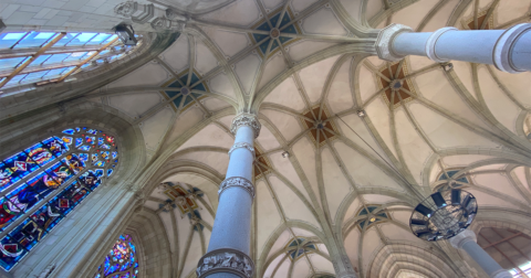 voûte en arcs brisés, colonnes et vitraux de l'église de St Julien-de-Vouvantes