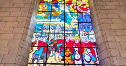 vitrail coloré de l'église de Derval