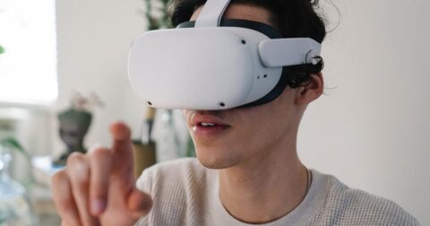homme avec un casque de réalité virtuelle blanc