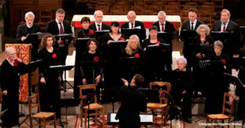 chorale habillée en noir sur scène