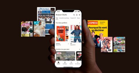 smartphone feuilletant de la presse en ligne