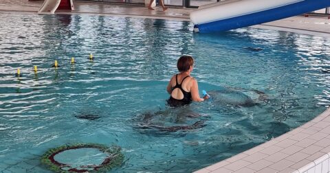 femme sur un parcours aquatique en piscine intérieure