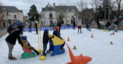 Enfants sur les luges à la patinoire