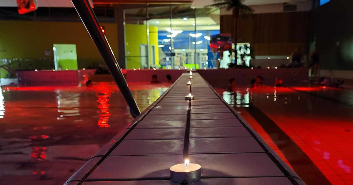 bougies allumées au niveau du bassin détente de la piscine de Derval avec lumière tamisée rouge