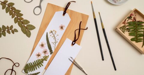 marque-page fait maison en cours de réalisation avec des éléments végétaux