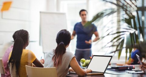 groupe de personnes en formation dans une salle