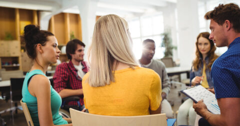 groupes de jeunes adultes réunis en cercle et discutant
