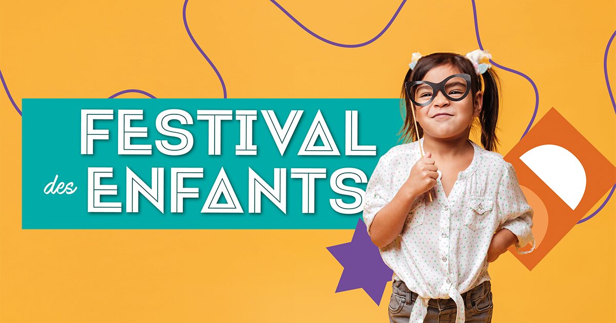 petite fille avec des couettes portant des fausses lunettes de fête