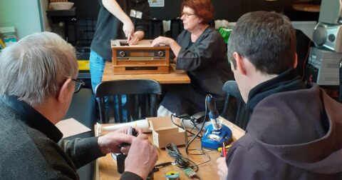 deux personnes réparant de l'électroménager lors d'un repair café