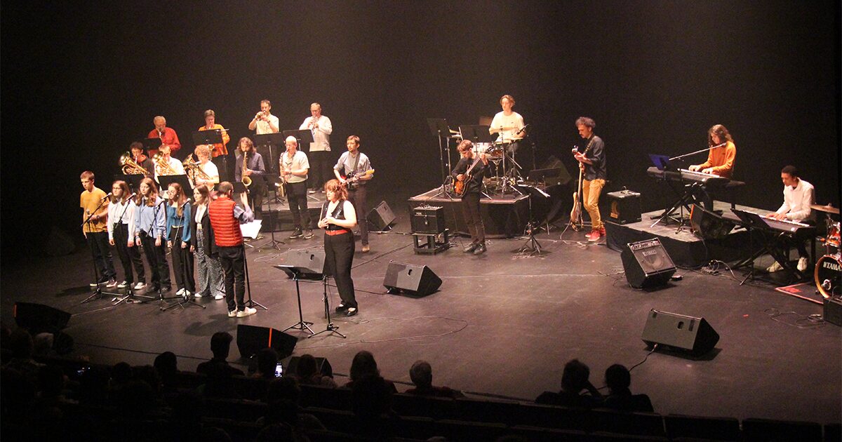 Groupe de jeunes musiciens et chanteurs sur scène