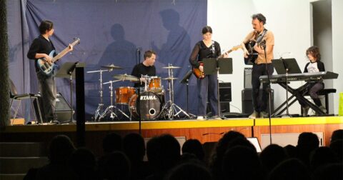 jeunes élèves en batterie et guitare électrique sur scène