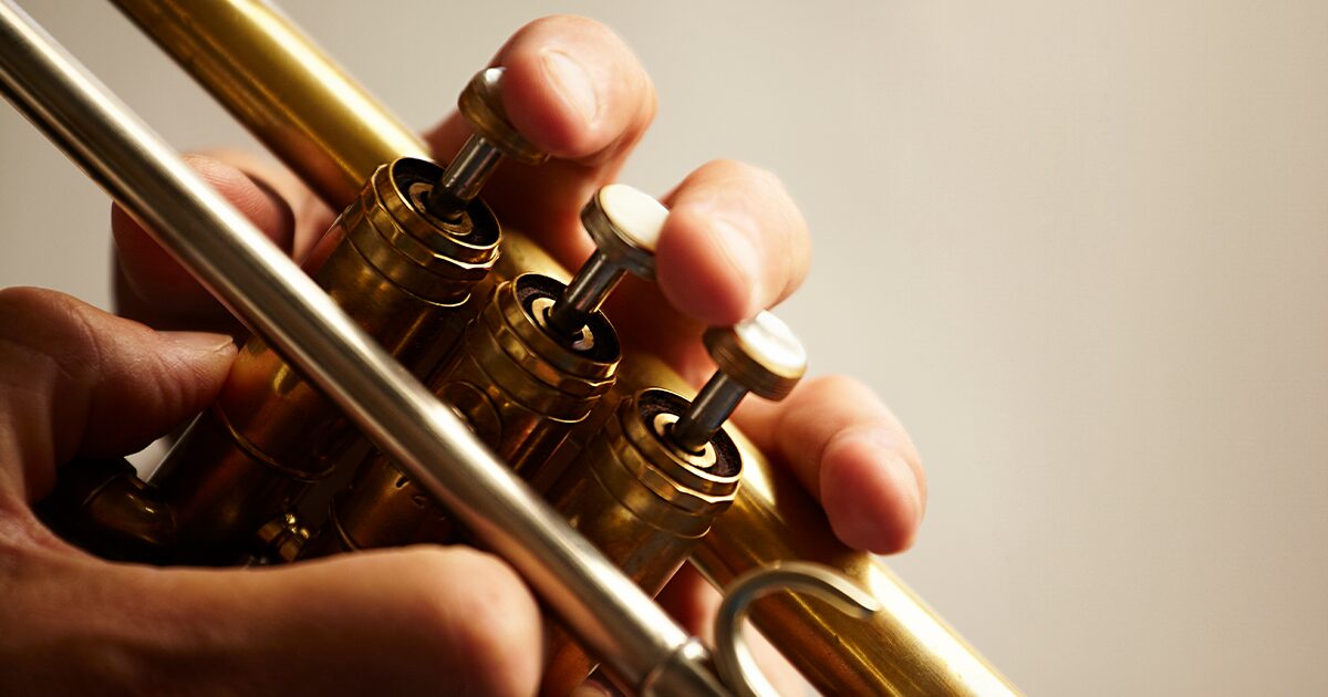 gros plan sur les pistons d'un trombone