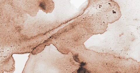 Traces de café sur une feuille blanche