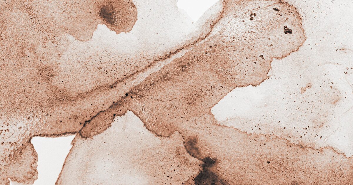 Traces de café sur une feuille blanche