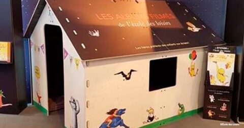 cabane en carton dans une bibliothèque