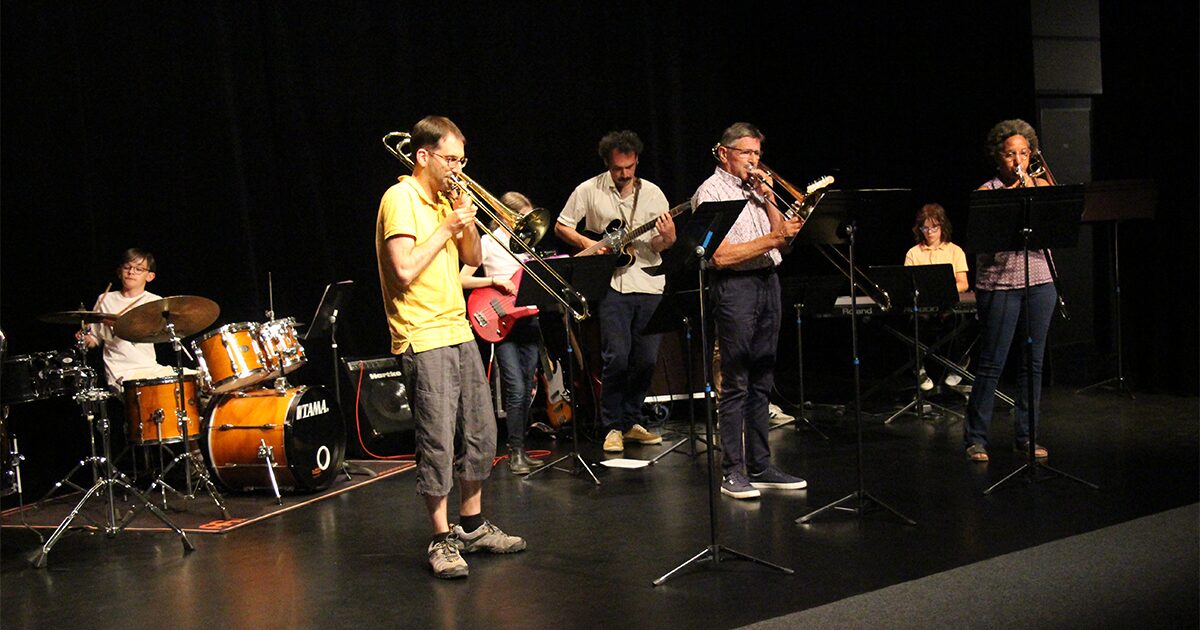 groupe de musiciens adultes sur scène pour une audition