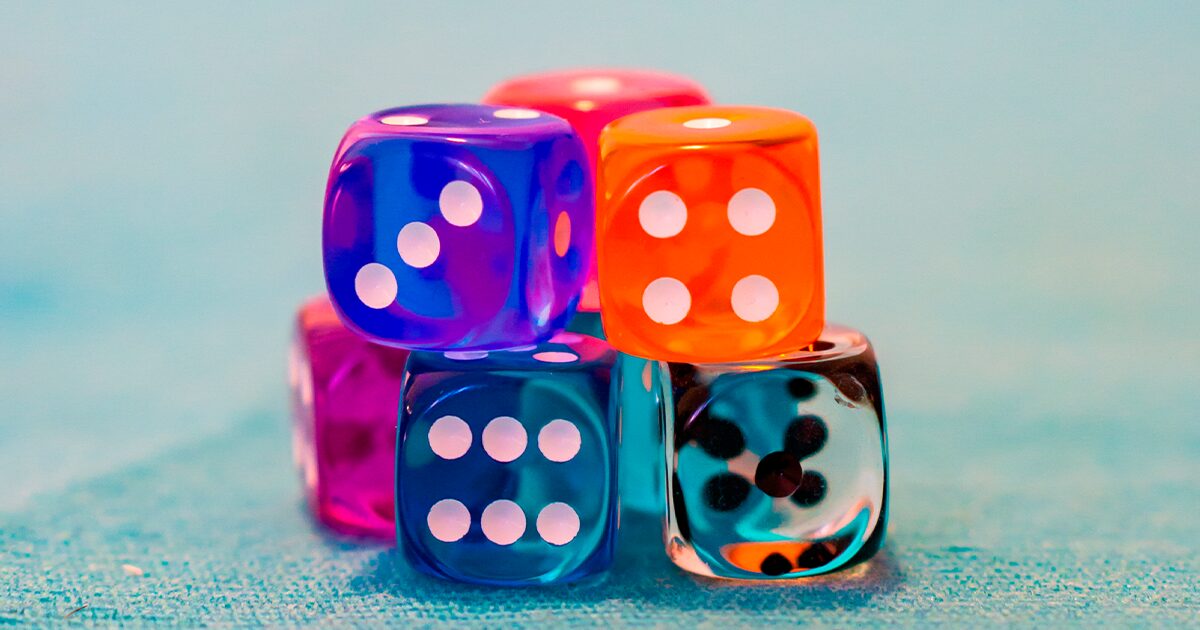 dés à jouer multicolores empilés