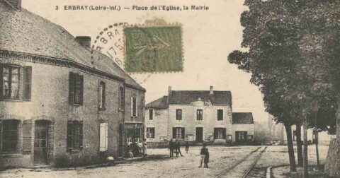 Carte postale ancienne avec maisons de bourg, place avec un arbre