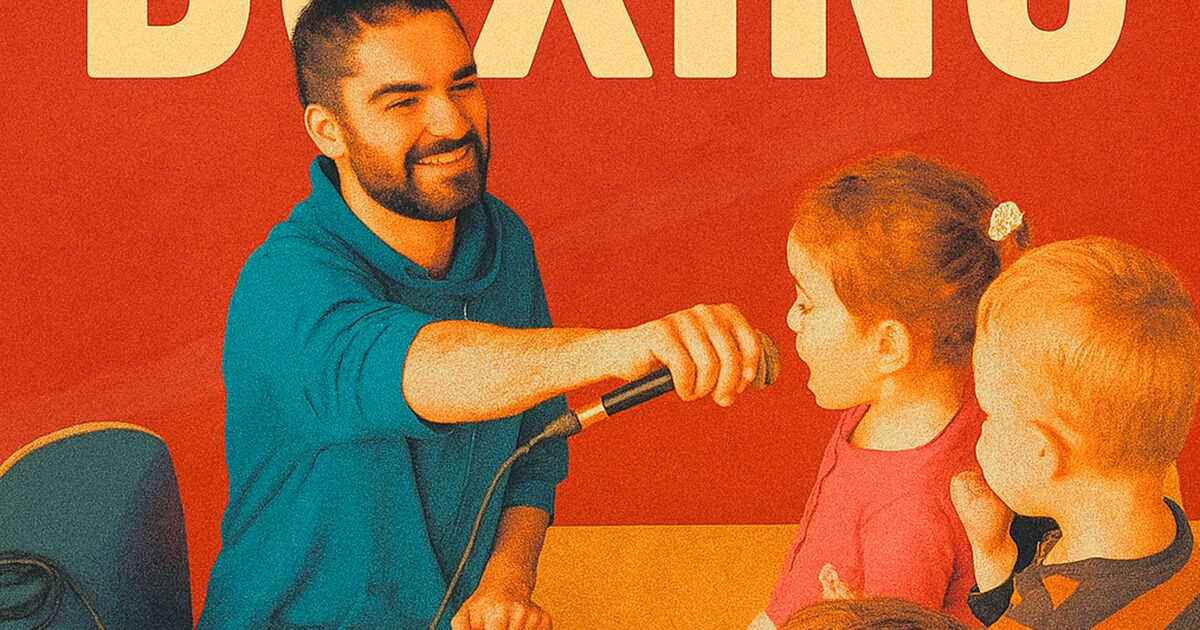 Un homme souriant tend un micro à deux enfants