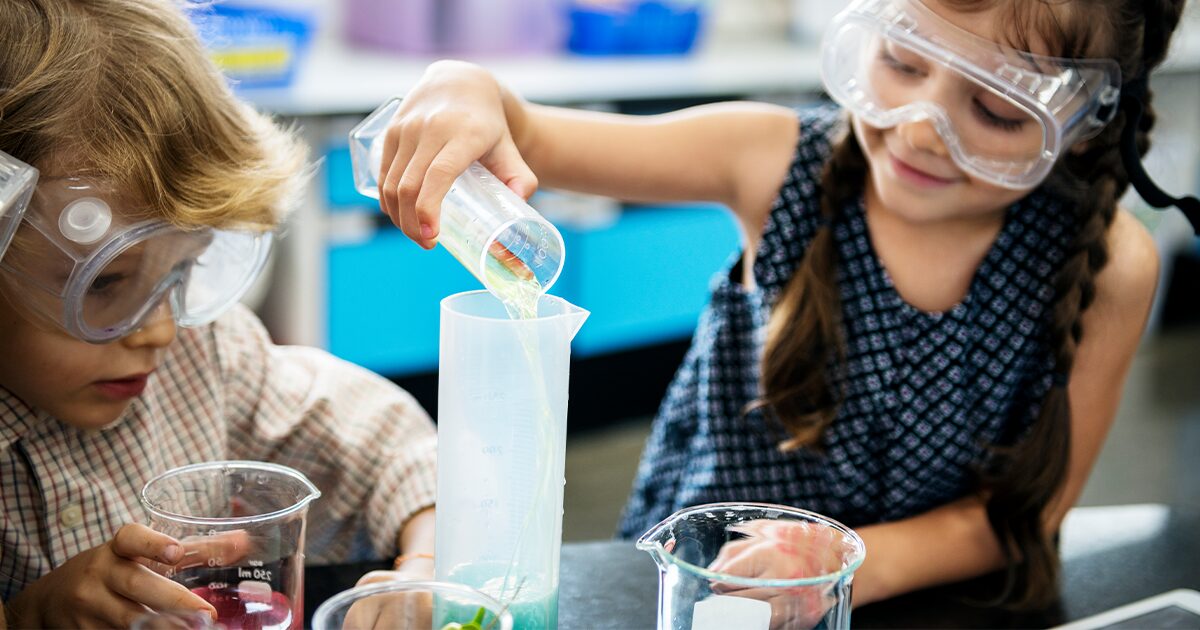une petite fille et garçon réalisant une expérience scientifique