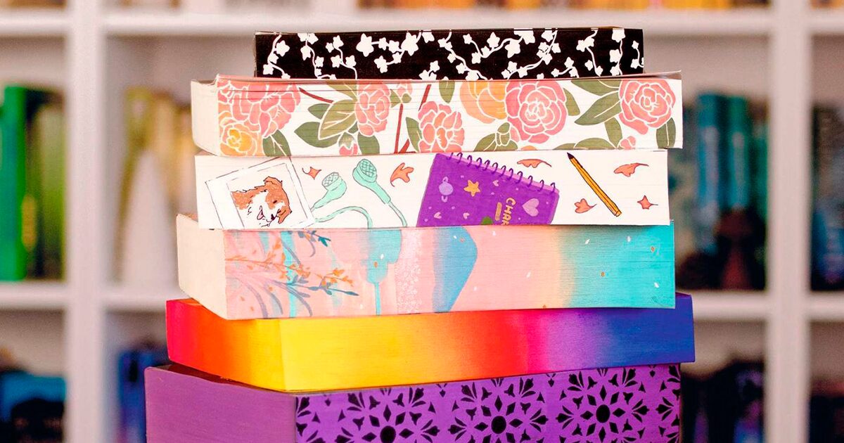 pile de livres recouverts par des couvertures en papiers à motifs colorés