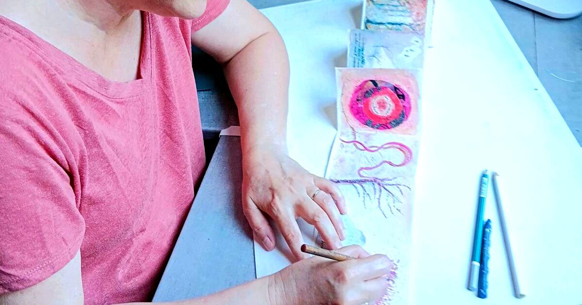 femme dessinant à une table