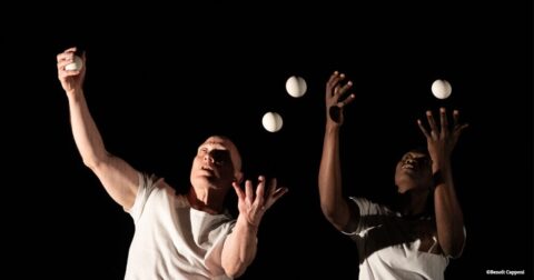 deux artistes sur scène jonglant avec des balles