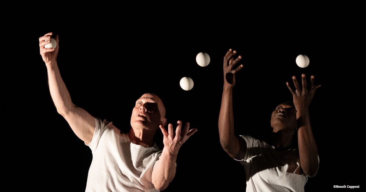 deux artistes sur scène jonglant avec des balles