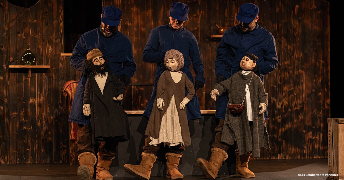 trois comédiens sur scène accompagnés de leurs marionnettes géantes