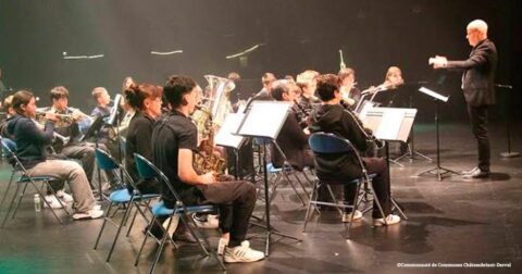 petit orchestre sur scène guidé par le chef d'orchestre