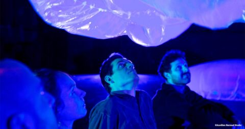 spectateurs plongés dans une lumière bleue