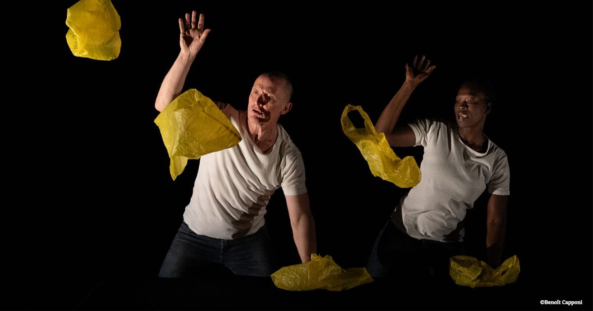 deux artistes sur scène jonglant avec des sacs en plastique