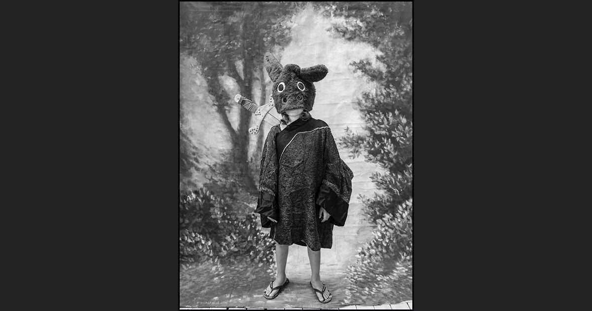 photomontage d'un enfant en poncho, tongs et masque d'anne
