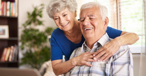 un couple de sénior heureux et riant ensemble