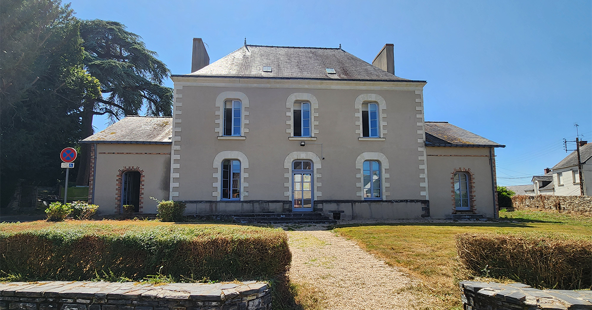 maison ancienne au milieu d'un grand jardin