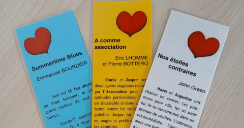 Marque-pages fait main avec des cœurs et un avis sur un livre