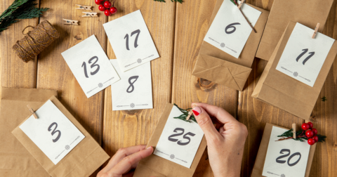 Calendrier de l'Avent fait maison avec des enveloppes en papier kraft