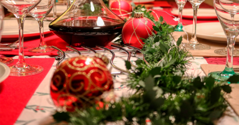 Table de Noël avec décorations centrales