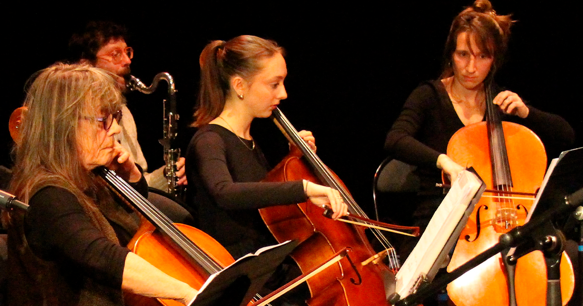 3 femmes violoncellistes sur scène