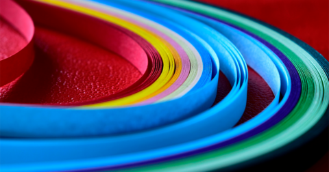 bandes de papier coloré enroulées en spirale