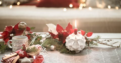 Décorations en papier sur une table de repas de Noël