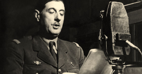 Photo d'archives de De Gaulle au micro faisant une annonce